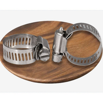 Clampe à tuyau SS304 à installation rapide à l'allemand avec matériau en acier au carbone et système de mesure métrique en stock