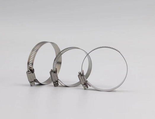 Clampe à tuyau SS304 à installation rapide à l'allemand avec matériau en acier au carbone et système de mesure métrique en stock