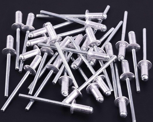 Rivet à tête ronde plate et aveugle en acier inoxydable brillant Finition pour des exigences de fixation durables à l'aide de Rivet à traction