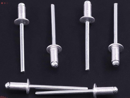 Rivet à tête ronde plate et aveugle en acier inoxydable brillant Finition pour des exigences de fixation durables à l'aide de Rivet à traction