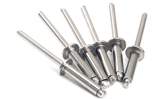 Rivet à tête ronde plate et aveugle en acier inoxydable brillant Finition pour des exigences de fixation durables à l'aide de Rivet à traction
