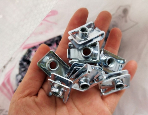 Système de mesure métrique Noix de pinceau en acier inoxydable de type U pour vis d'autocollant dans le secteur de la vente au détail