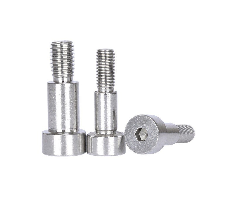Des vis à épaule à tête plate de taille personnalisée en vente avec système de mesure métrique et polissage en acier inoxydable 304