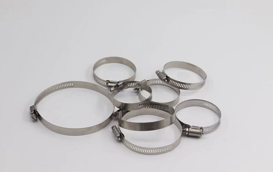 Clampe à tuyau SS304 à installation rapide à l'allemand avec matériau en acier au carbone et système de mesure métrique en stock