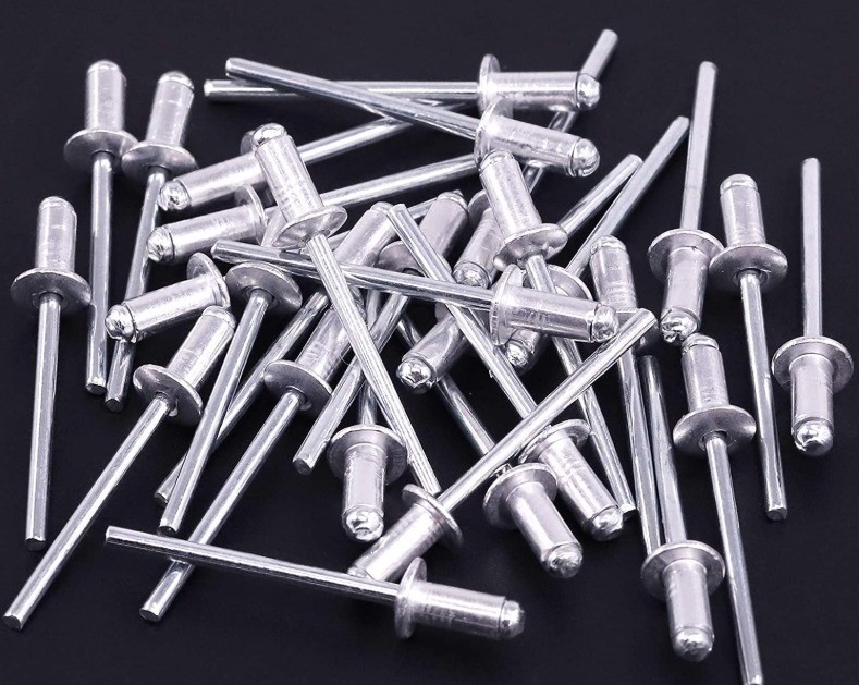 Rivet à tête ronde plate et aveugle en acier inoxydable brillant Finition pour des exigences de fixation durables à l'aide de Rivet à traction